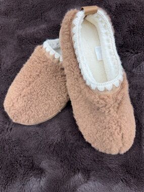 Target Women's Plush Slip-On Slippers — Light Brown with Cream Trim